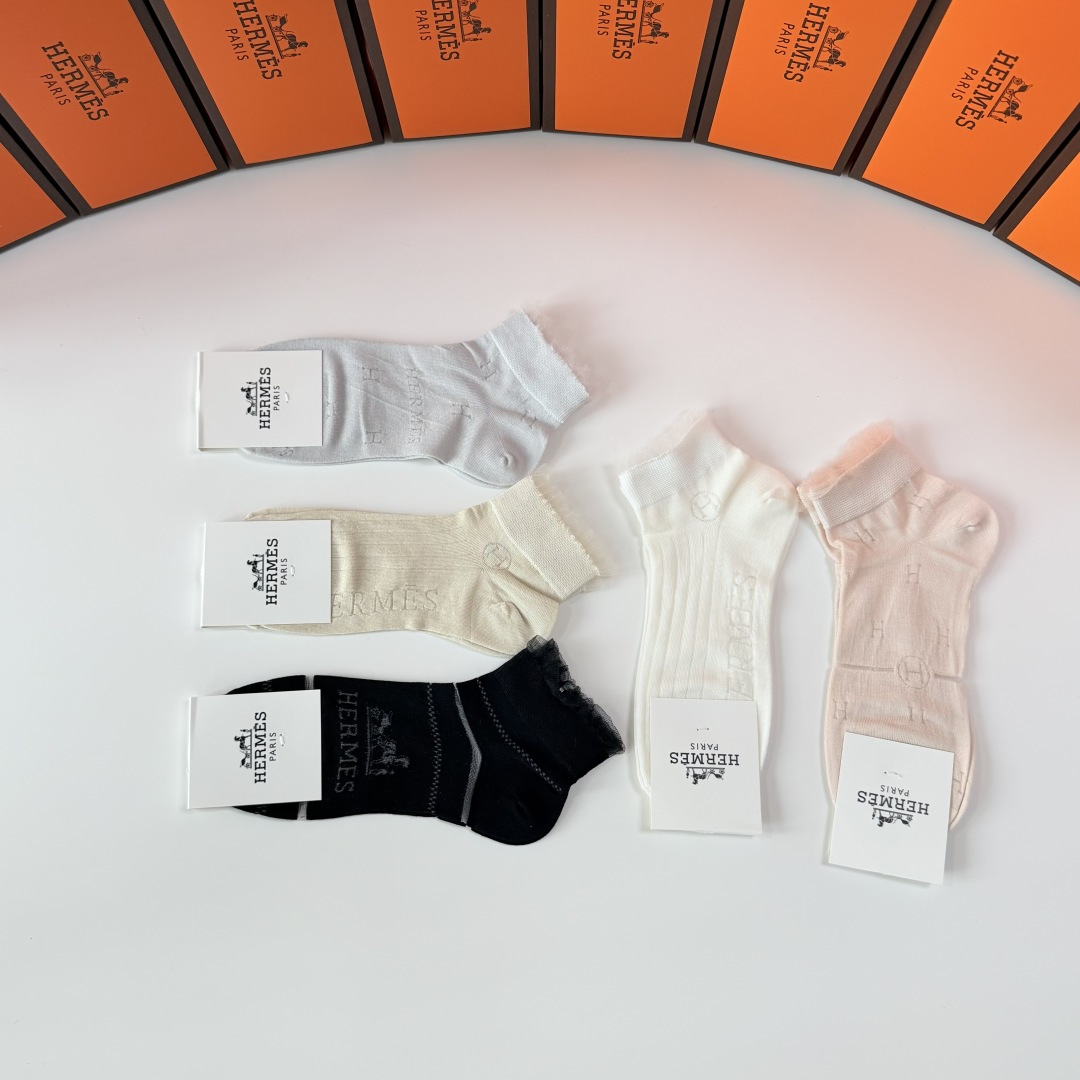 💛配包装 Hermes （爱马仕）新款中短款堆堆袜袜子！一盒五双， 专柜同步筒款袜子，💛大牌出街，潮人必备🔥超好搭