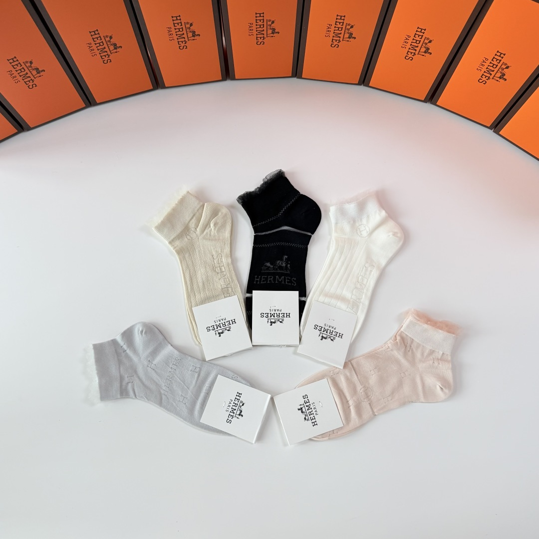 💛配包装 Hermes （爱马仕）新款中短款堆堆袜袜子！一盒五双， 专柜同步筒款袜子，💛大牌出街，潮人必备🔥超好搭