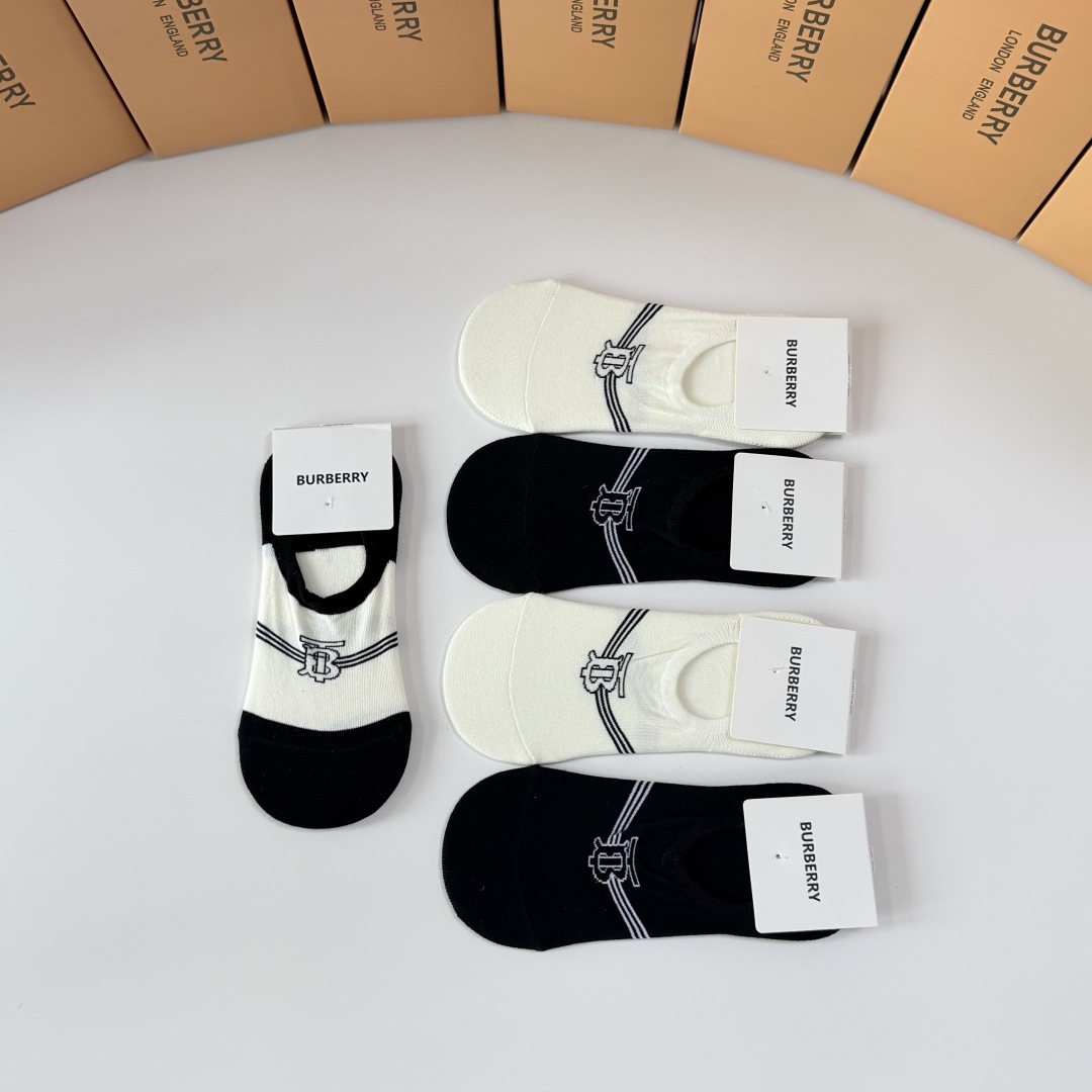 💛配包装 Burberry （巴宝莉）新款船袜堆堆袜袜子！一盒五双， 专柜同步筒款袜子，💛大牌出街，潮人必备🔥超好搭