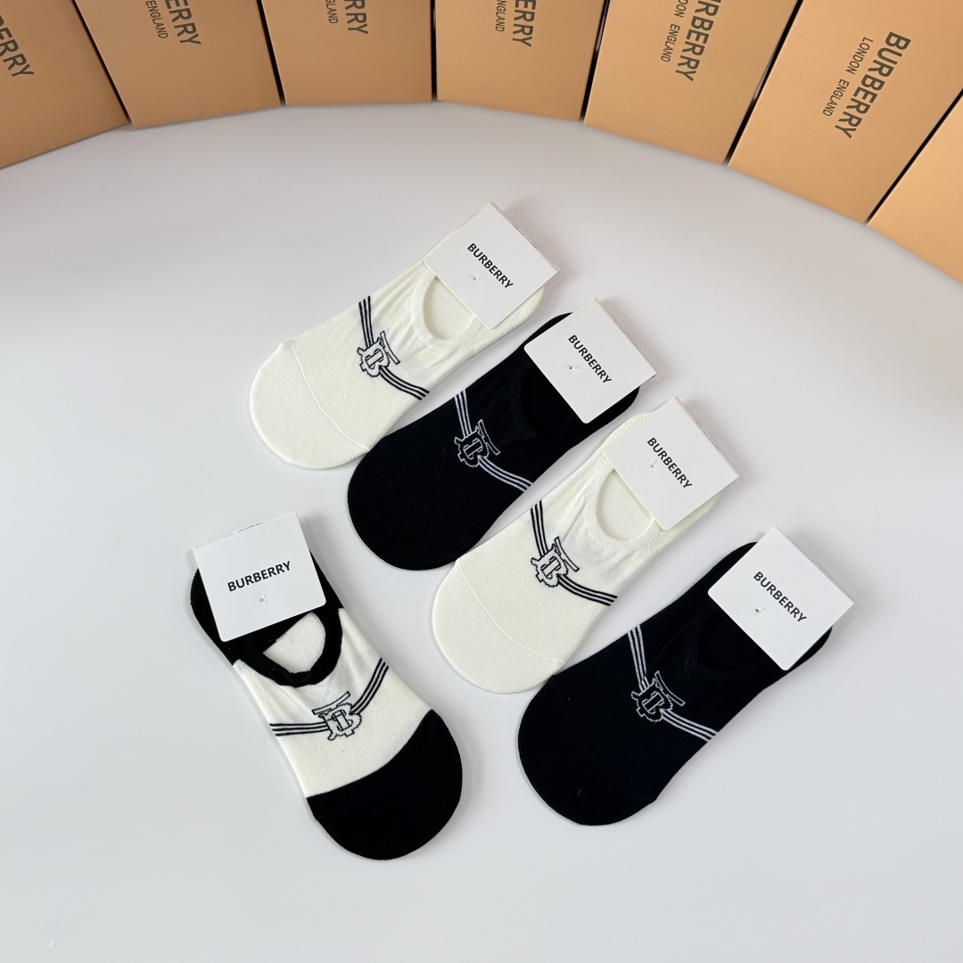 💛配包装 Burberry （巴宝莉）新款船袜堆堆袜袜子！一盒五双， 专柜同步筒款袜子，💛大牌出街，潮人必备🔥超好搭