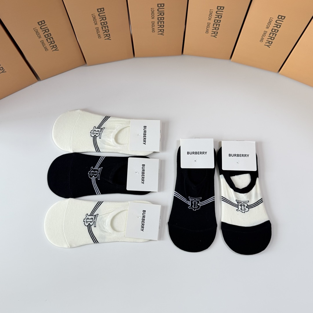 💛配包装 Burberry （巴宝莉）新款船袜堆堆袜袜子！一盒五双， 专柜同步筒款袜子，💛大牌出街，潮人必备🔥超好搭