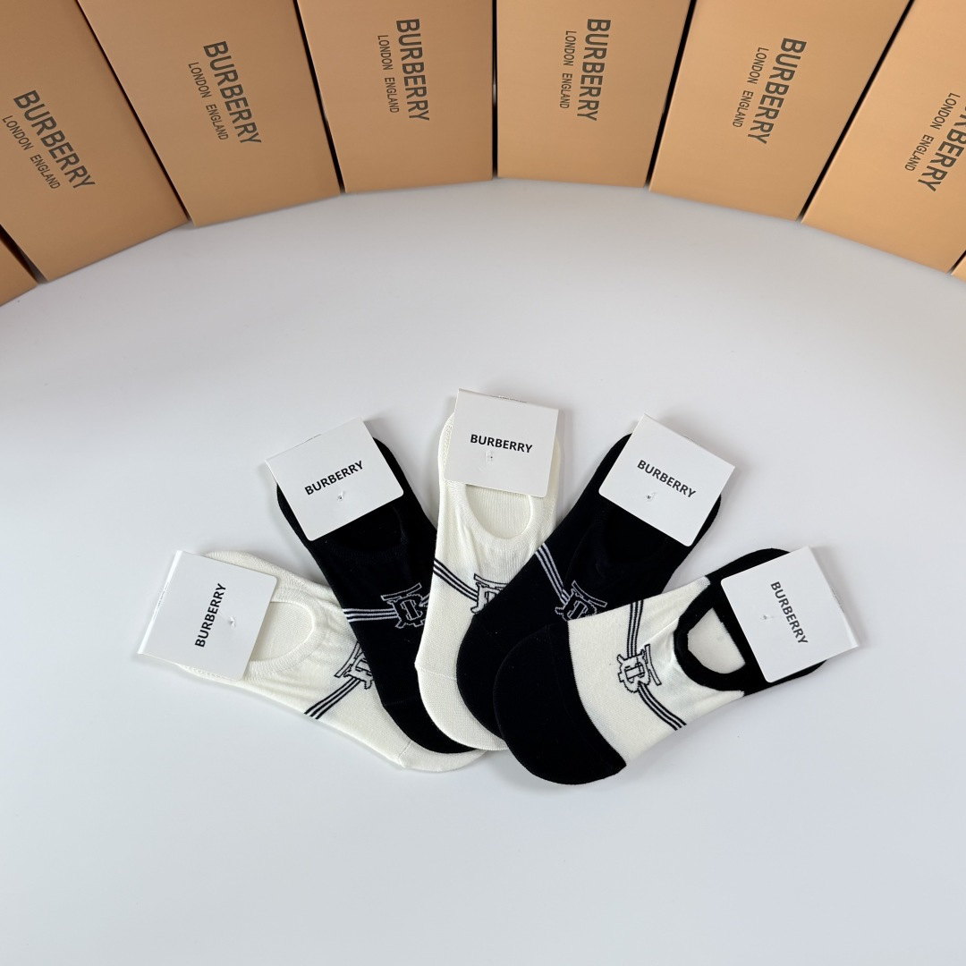 💛配包装 Burberry （巴宝莉）新款船袜堆堆袜袜子！一盒五双， 专柜同步筒款袜子，💛大牌出街，潮人必备🔥超好搭