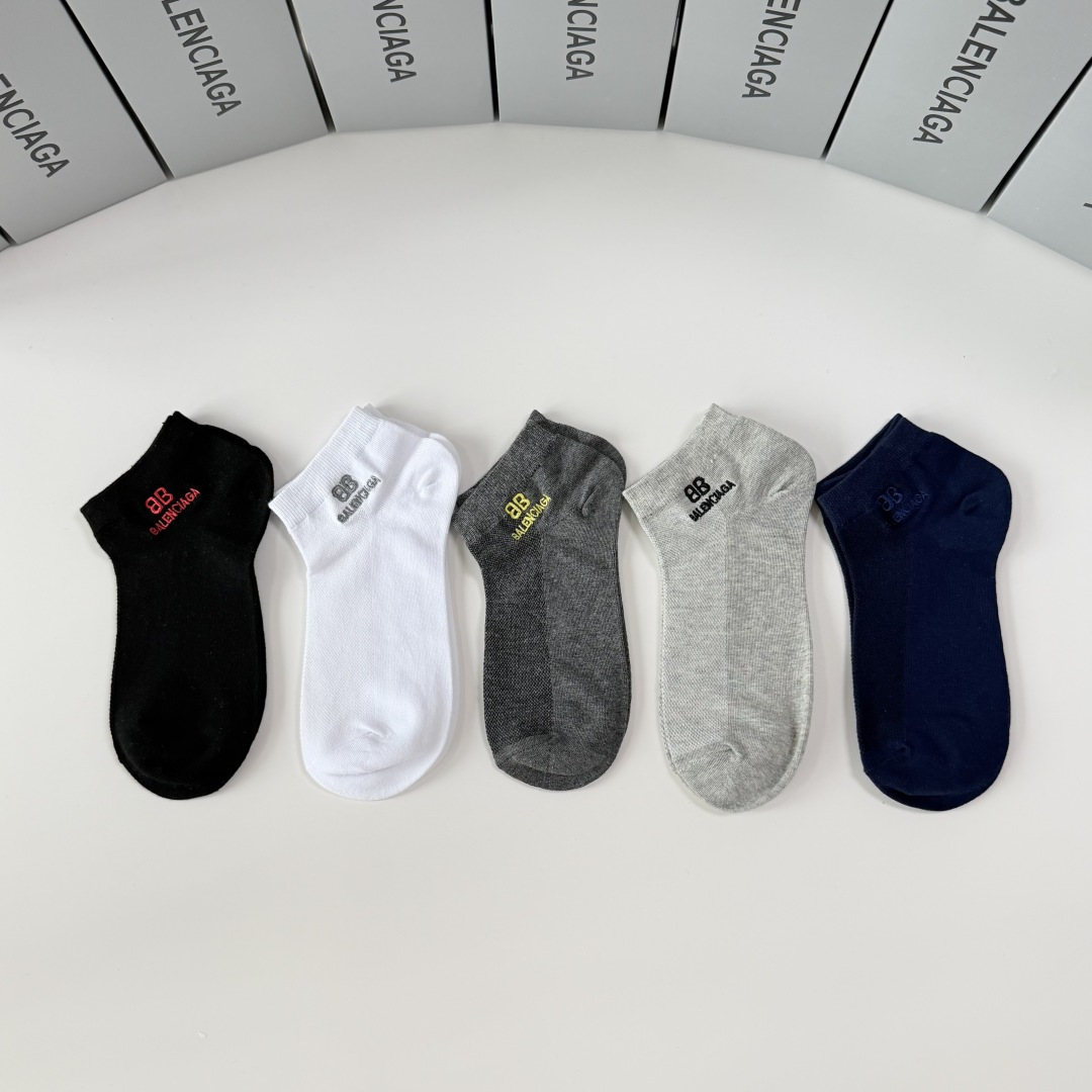 💛配包装 Balenciaga （巴黎世家）新款中短款刺绣堆堆袜袜子！一盒五双， 专柜同步筒款袜子，💛大牌出街，潮人必备