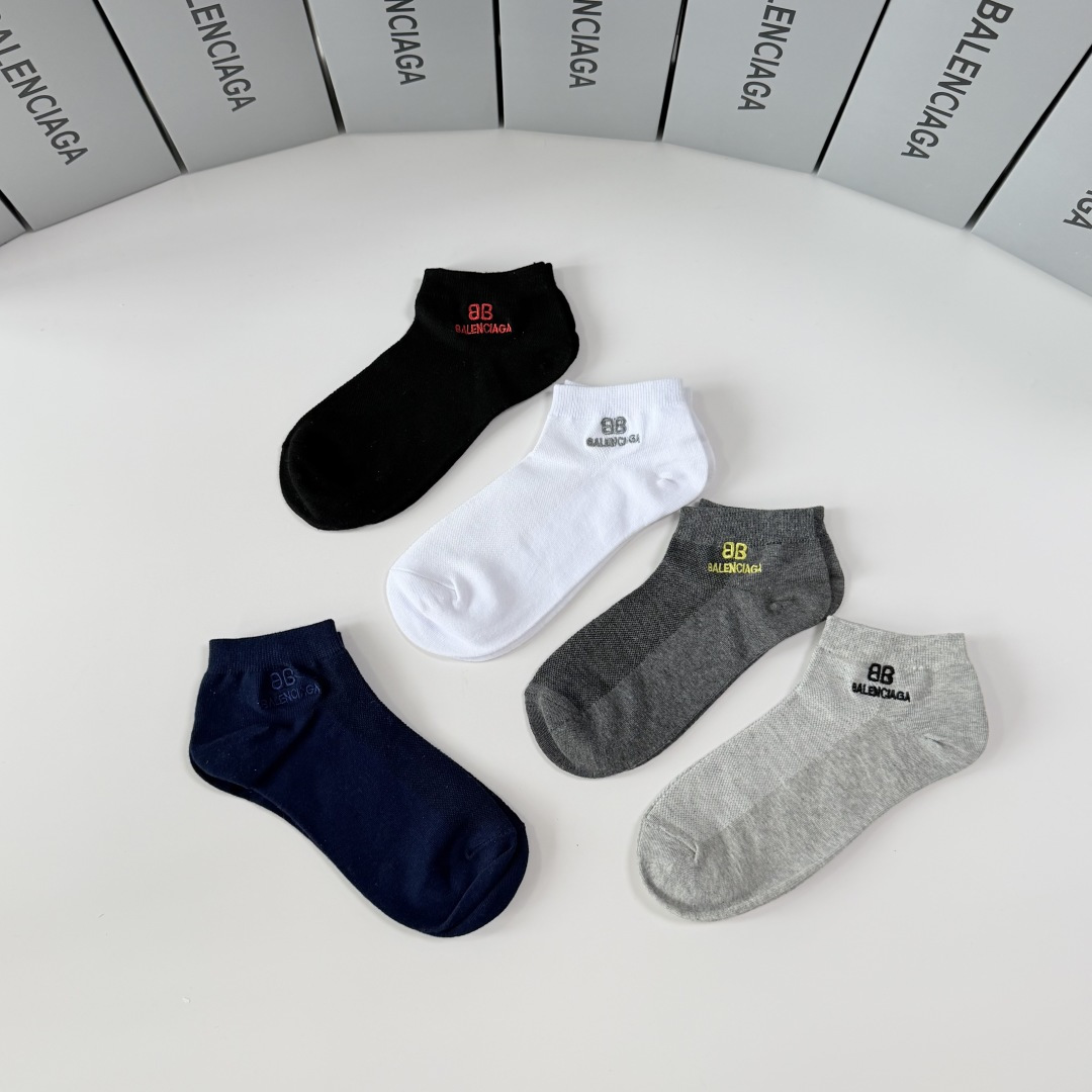 💛配包装 Balenciaga （巴黎世家）新款中短款刺绣堆堆袜袜子！一盒五双， 专柜同步筒款袜子，💛大牌出街，潮人必备