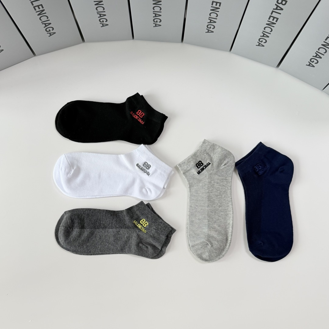 💛配包装 Balenciaga （巴黎世家）新款中短款刺绣堆堆袜袜子！一盒五双， 专柜同步筒款袜子，💛大牌出街，潮人必备
