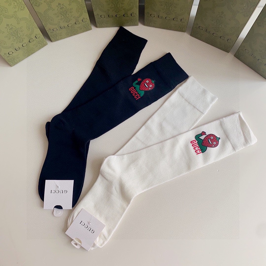💛配包装 Gucci（古驰）爆款出货 新款小腿袜硅胶烫印堆堆袜袜子🧦！一盒两双，专柜同步筒袜袜子，💛大牌出街，潮人必备🔥