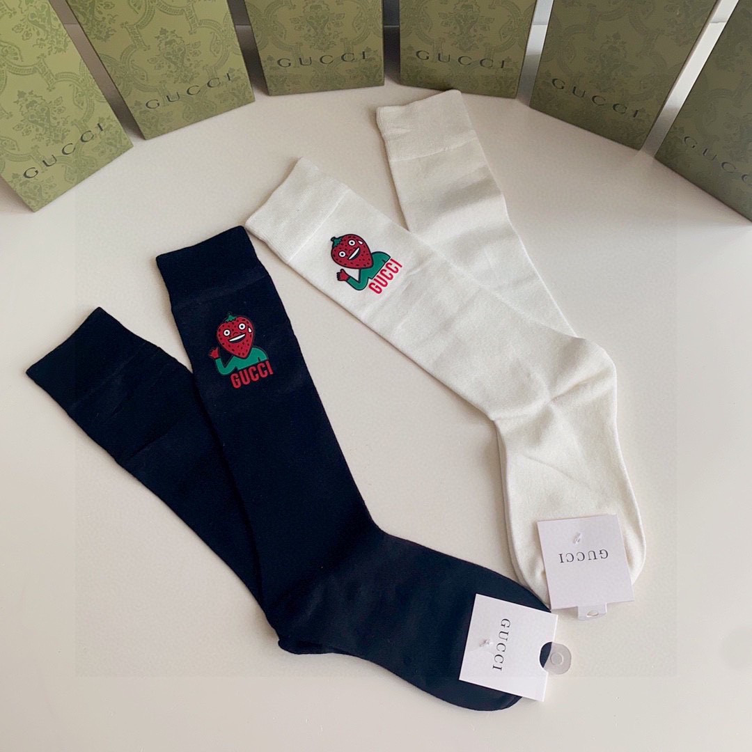 💛配包装 Gucci（古驰）爆款出货 新款小腿袜硅胶烫印堆堆袜袜子🧦！一盒两双，专柜同步筒袜袜子，💛大牌出街，潮人必备🔥