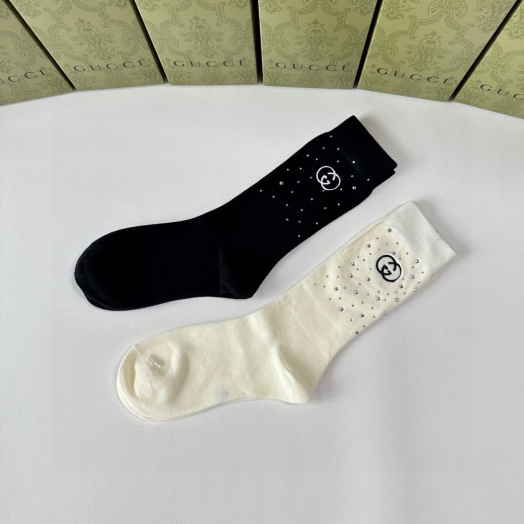 💛配专柜包装 Gucci（古驰）新款饰品水钻高工堆堆袜袜子！一盒两双，专柜同步筒袜袜子，💛大牌出街，潮人必备🔥超好搭