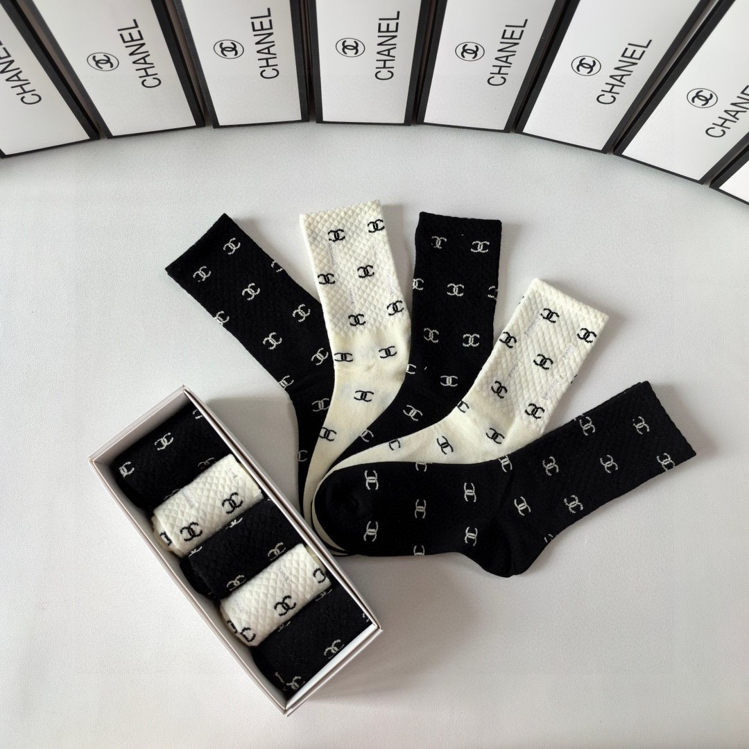 💛配专柜包装 Chanel（香奈儿）新款中长款堆堆袜袜子！一盒五双，专柜同步筒袜袜子，💛大牌出街，潮人必备🔥超好搭