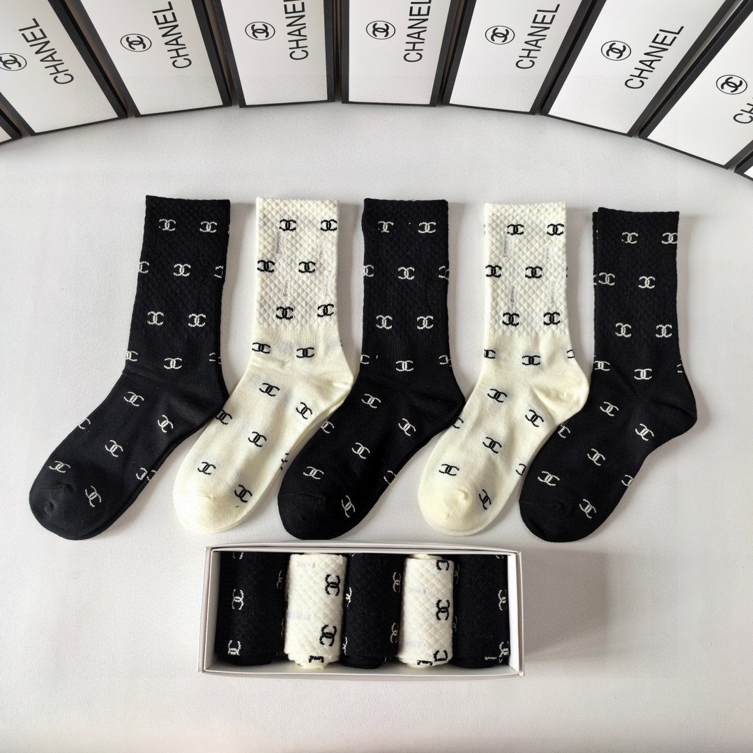 💛配专柜包装 Chanel（香奈儿）新款中长款堆堆袜袜子！一盒五双，专柜同步筒袜袜子，💛大牌出街，潮人必备🔥超好搭