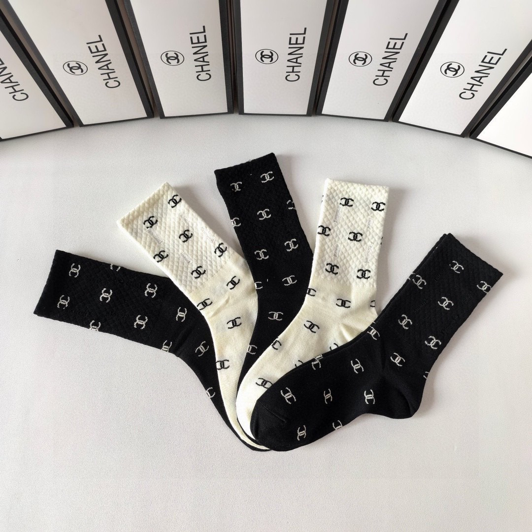 💛配专柜包装 Chanel（香奈儿）新款中长款堆堆袜袜子！一盒五双，专柜同步筒袜袜子，💛大牌出街，潮人必备🔥超好搭