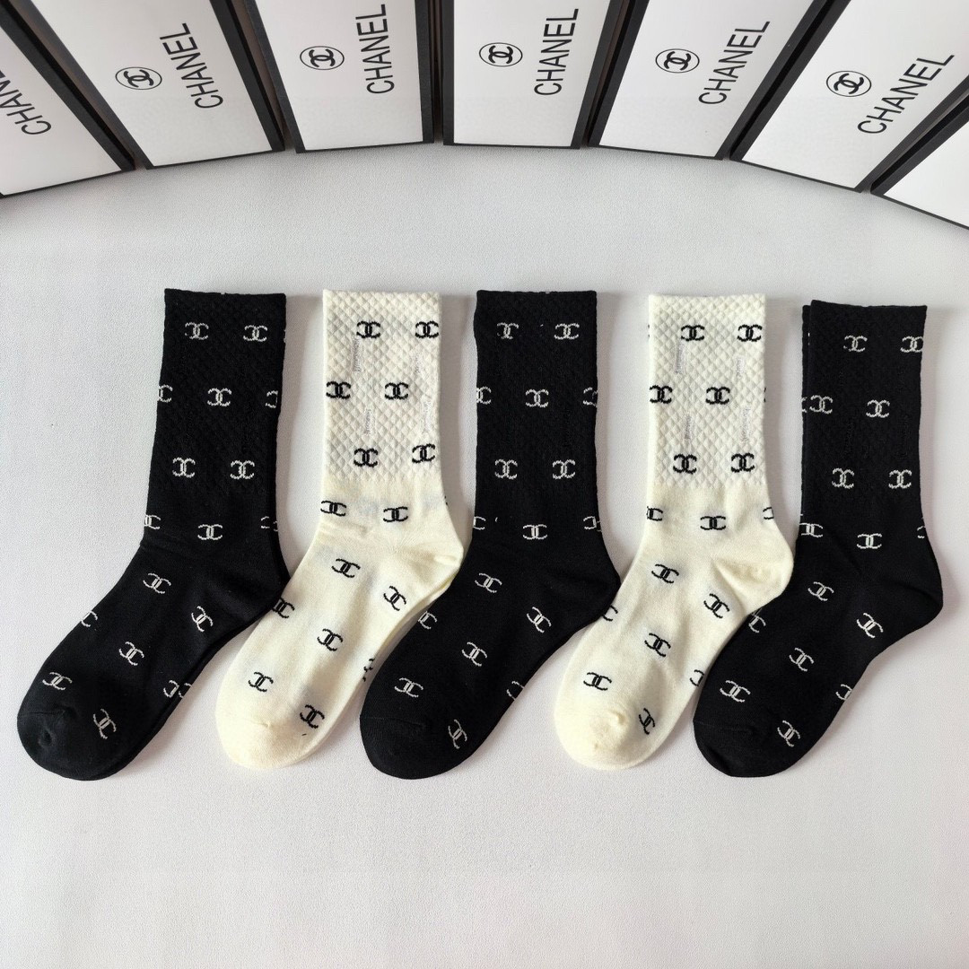 💛配专柜包装 Chanel（香奈儿）新款中长款堆堆袜袜子！一盒五双，专柜同步筒袜袜子，💛大牌出街，潮人必备🔥超好搭