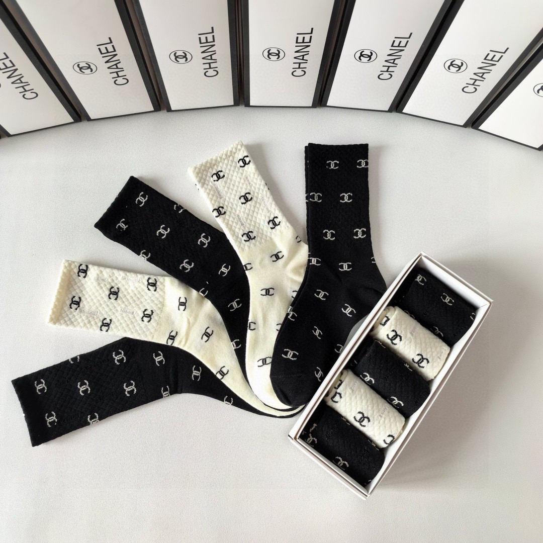 💛配专柜包装 Chanel（香奈儿）新款中长款堆堆袜袜子！一盒五双，专柜同步筒袜袜子，💛大牌出街，潮人必备🔥超好搭