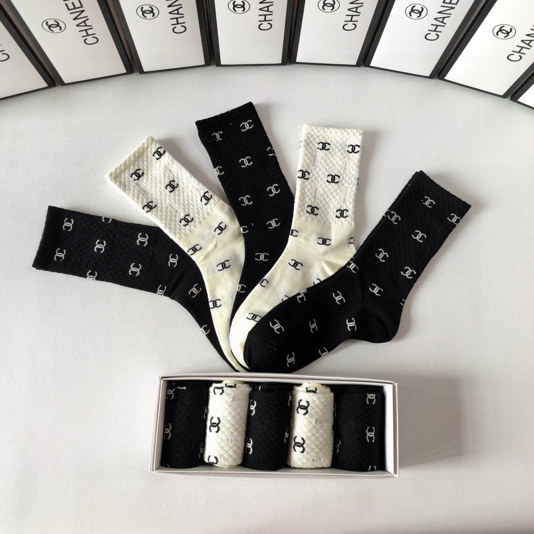 💛配专柜包装 Chanel（香奈儿）新款中长款堆堆袜袜子！一盒五双，专柜同步筒袜袜子，💛大牌出街，潮人必备🔥超好搭