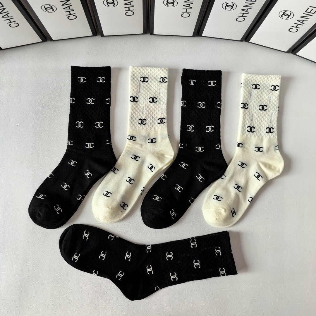 💛配专柜包装 Chanel（香奈儿）新款中长款堆堆袜袜子！一盒五双，专柜同步筒袜袜子，💛大牌出街，潮人必备🔥超好搭