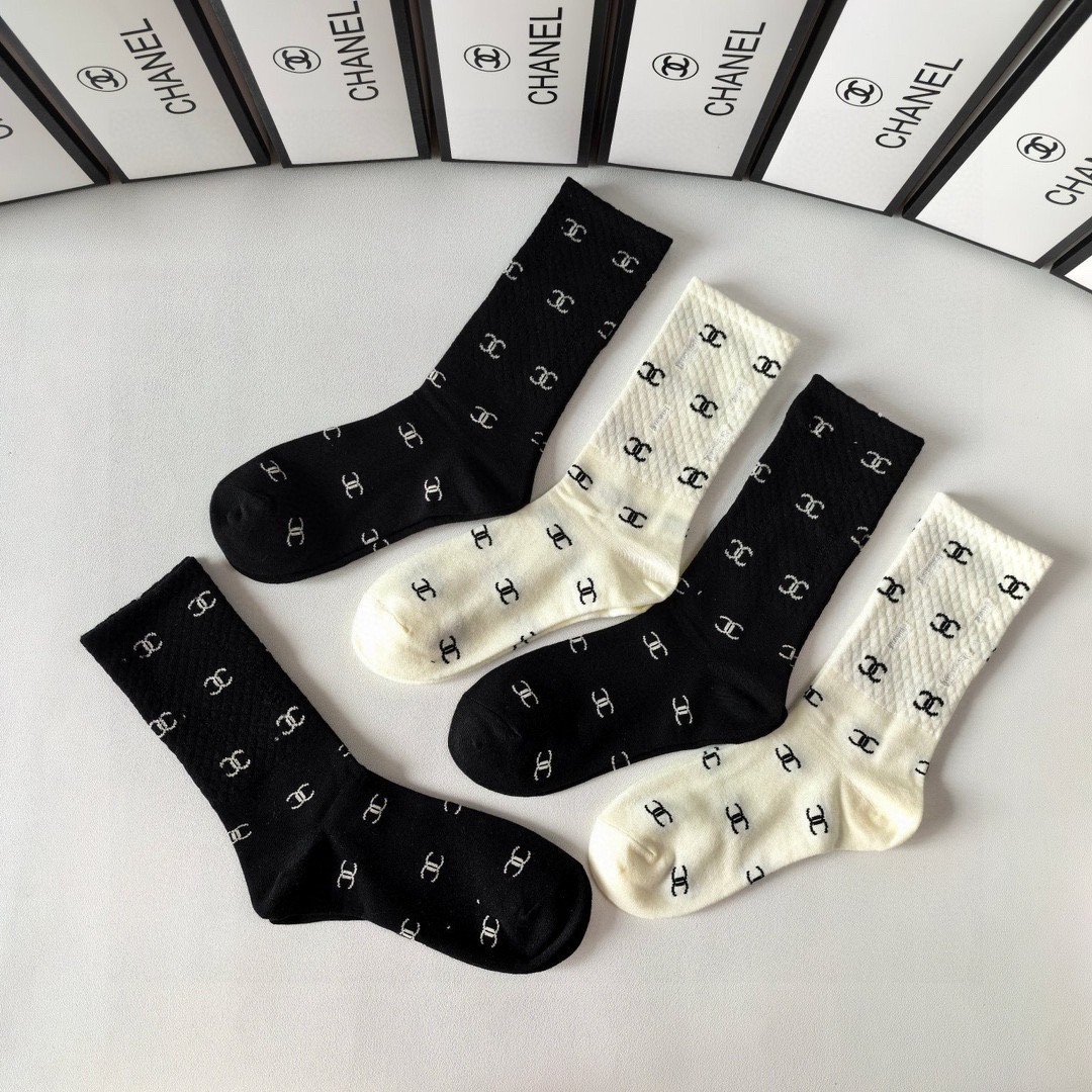 💛配专柜包装 Chanel（香奈儿）新款中长款堆堆袜袜子！一盒五双，专柜同步筒袜袜子，💛大牌出街，潮人必备🔥超好搭