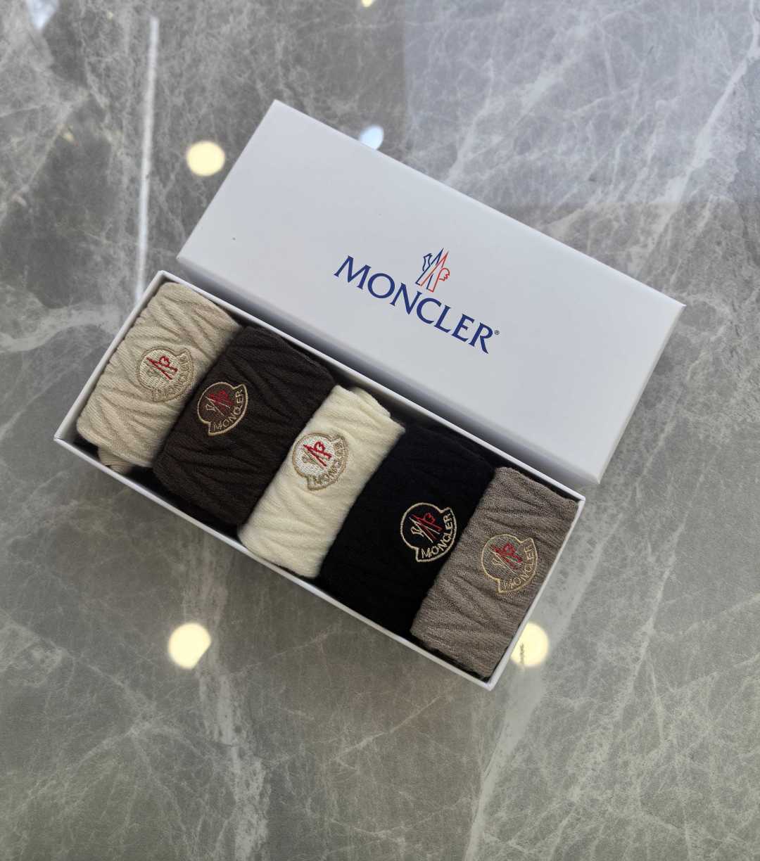 💛配专柜包装 MONCLER（蒙口）最新羊绒刺绣款中长款堆堆袜袜子！一盒五双，专柜同步筒袜袜子，💛大牌出街，潮人必备🔥超