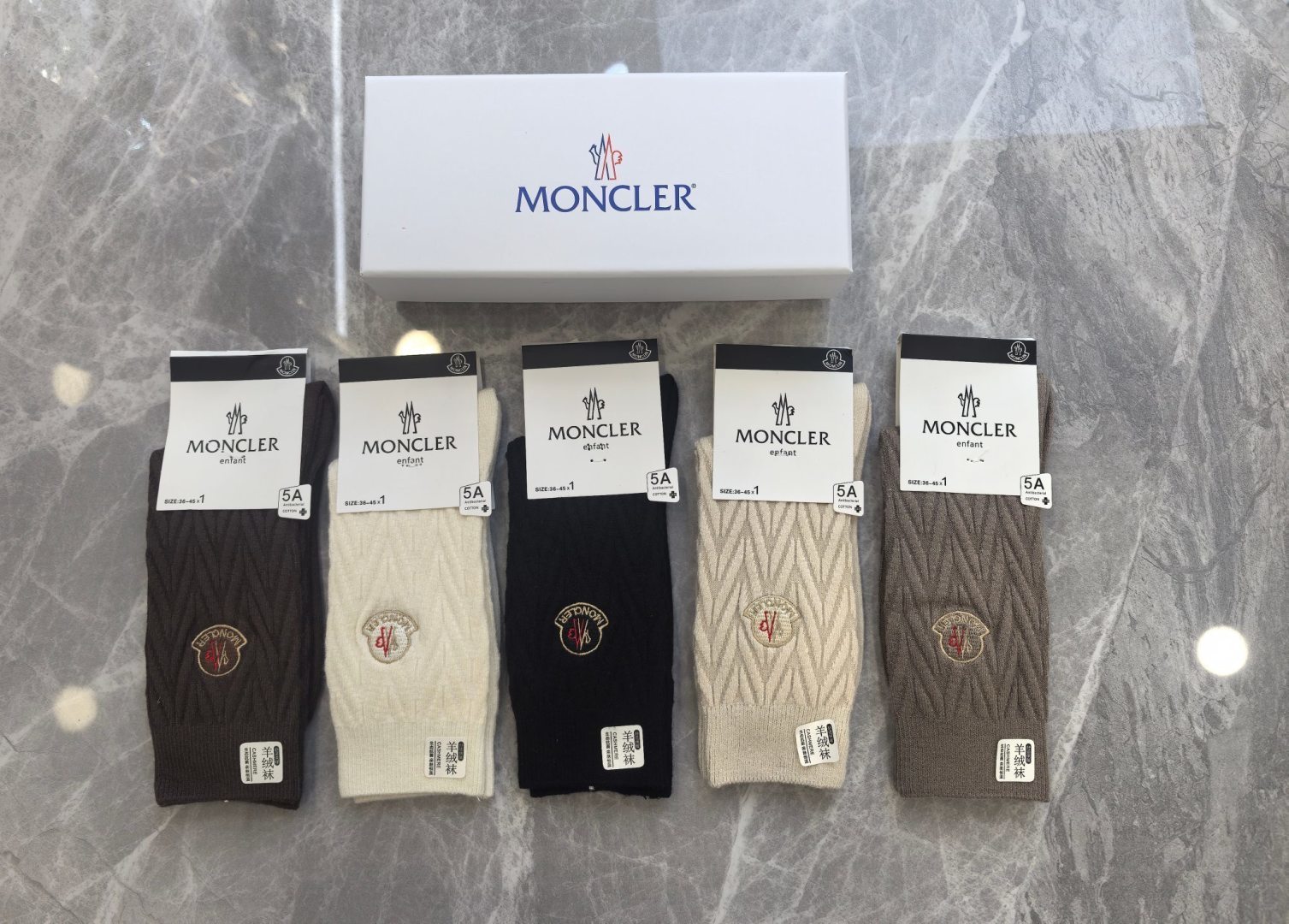 💛配专柜包装 MONCLER（蒙口）最新羊绒刺绣款中长款堆堆袜袜子！一盒五双，专柜同步筒袜袜子，💛大牌出街，潮人必备🔥超