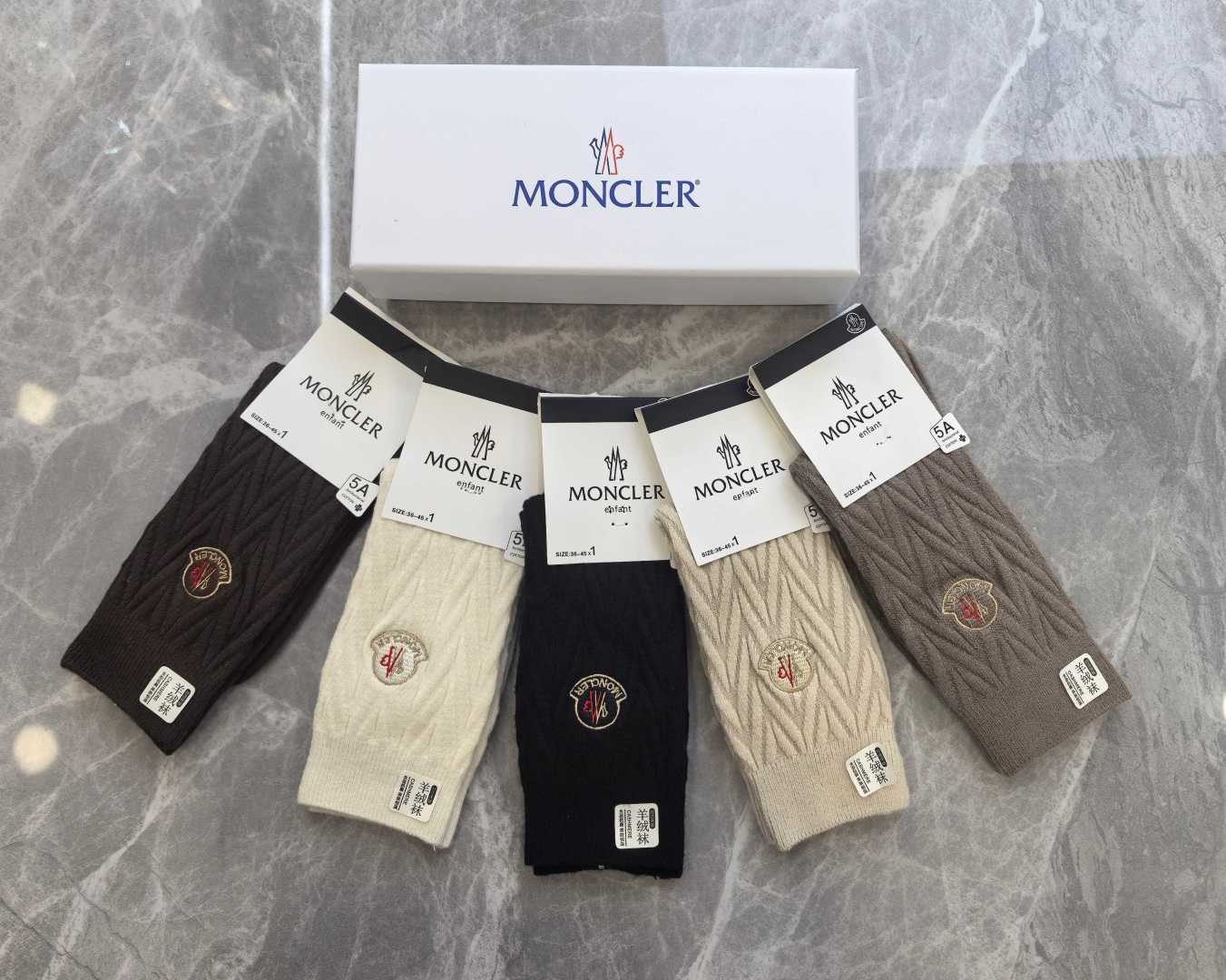 💛配专柜包装 MONCLER（蒙口）最新羊绒刺绣款中长款堆堆袜袜子！一盒五双，专柜同步筒袜袜子，💛大牌出街，潮人必备🔥超