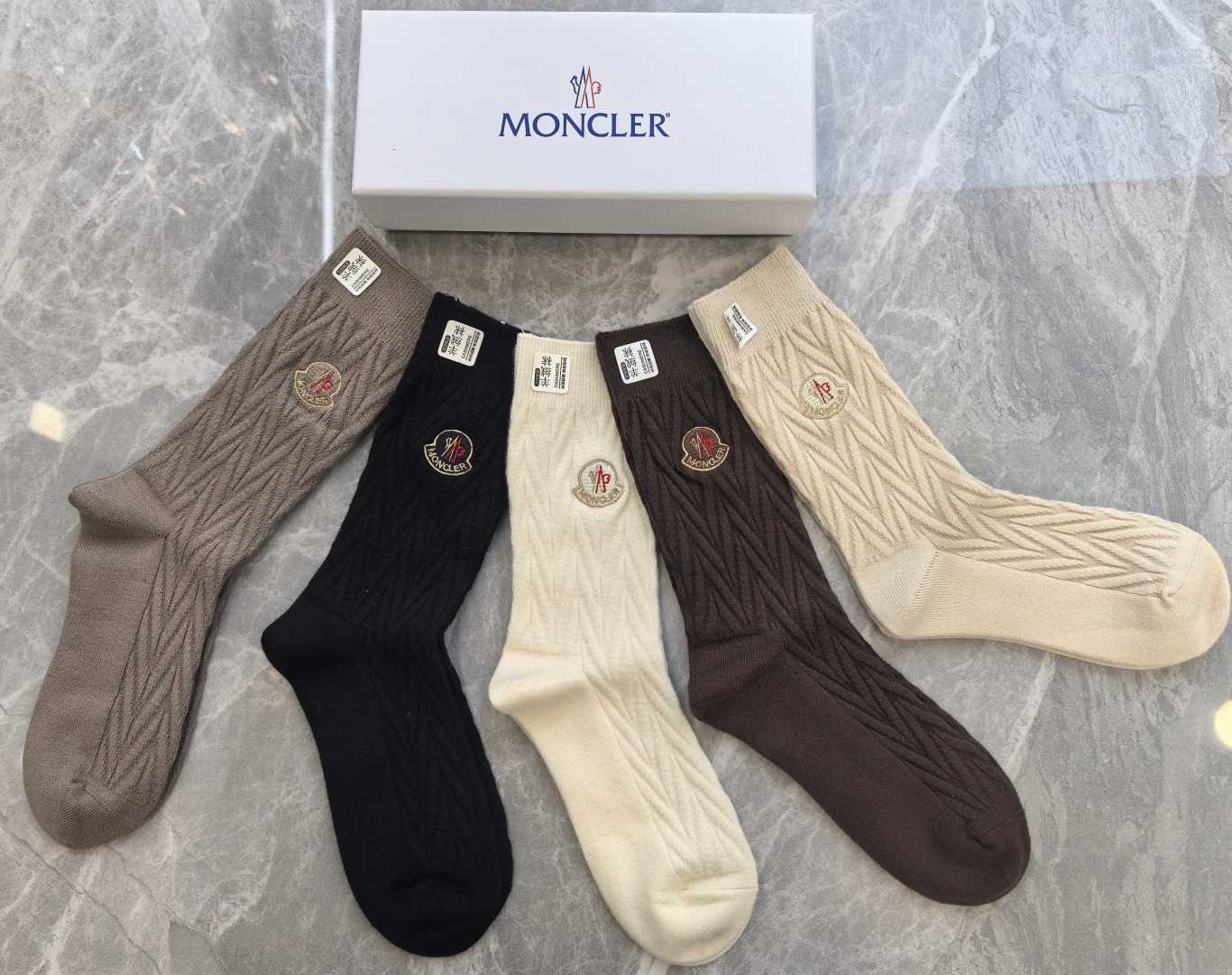 💛配专柜包装 MONCLER（蒙口）最新羊绒刺绣款中长款堆堆袜袜子！一盒五双，专柜同步筒袜袜子，💛大牌出街，潮人必备🔥超