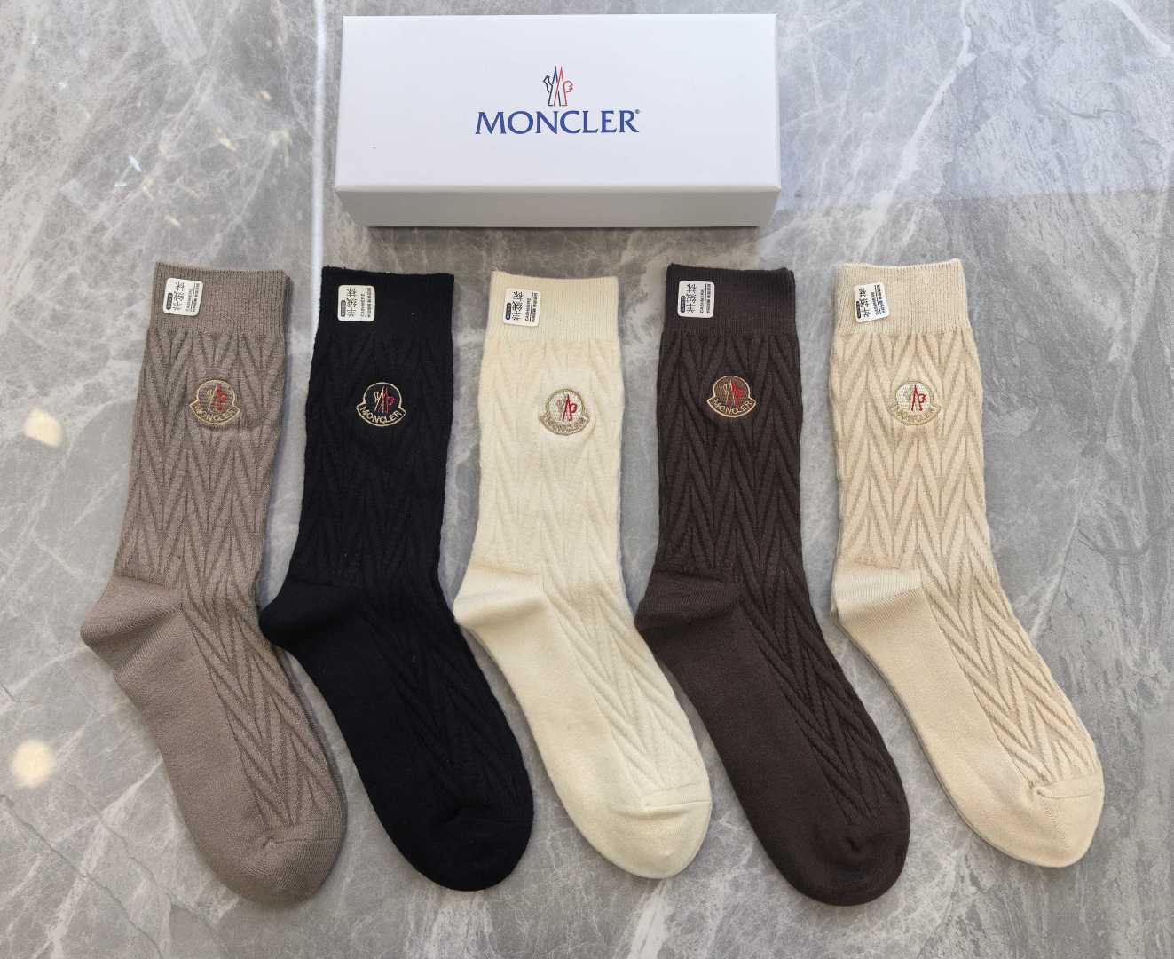 💛配专柜包装 MONCLER（蒙口）最新羊绒刺绣款中长款堆堆袜袜子！一盒五双，专柜同步筒袜袜子，💛大牌出街，潮人必备🔥超