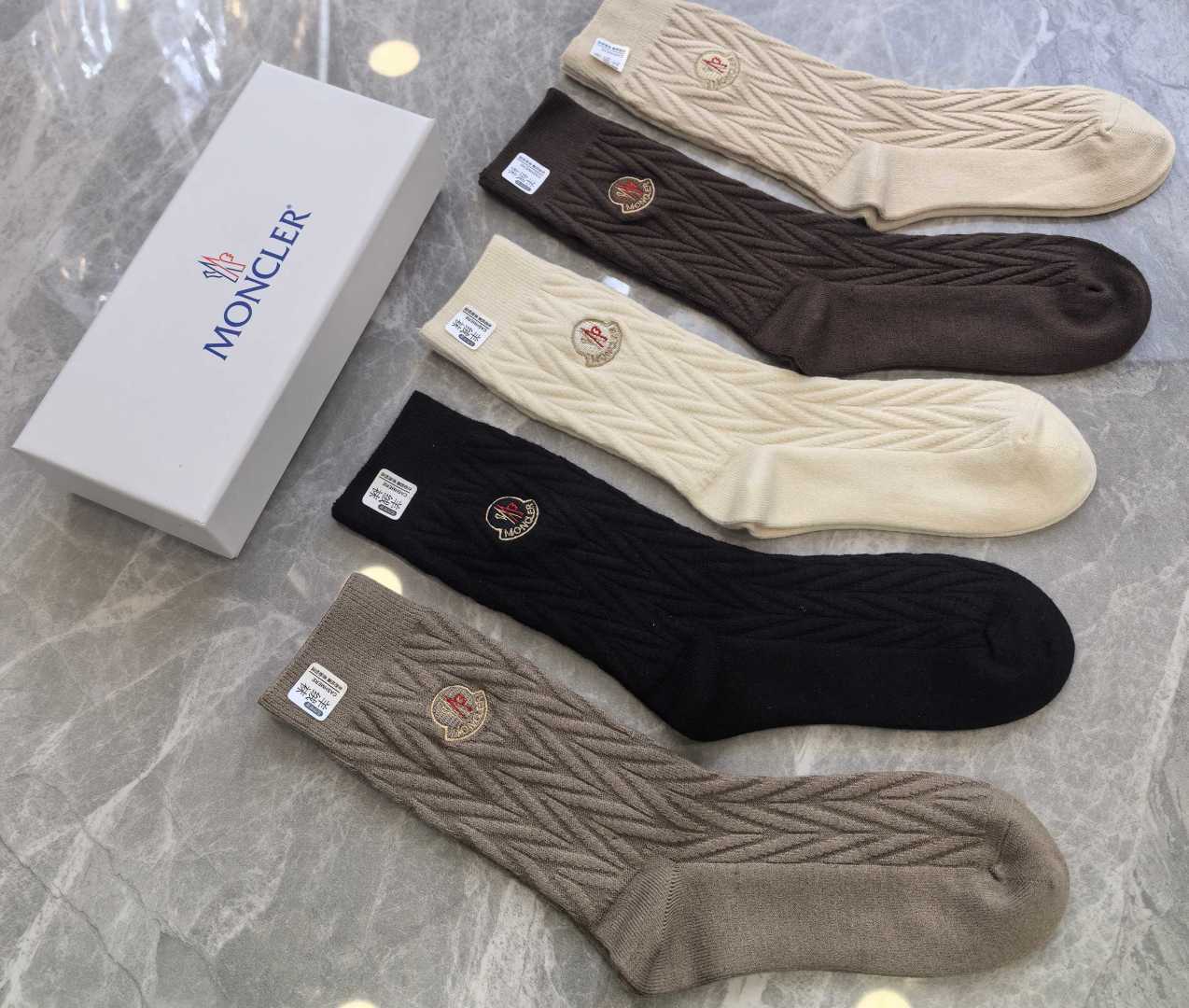 💛配专柜包装 MONCLER（蒙口）最新羊绒刺绣款中长款堆堆袜袜子！一盒五双，专柜同步筒袜袜子，💛大牌出街，潮人必备🔥超