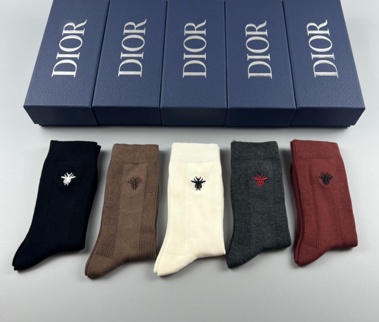 💛配包装 DIOR（迪奥）新款刺绣经典中长款堆堆袜袜子！一盒五双， 专柜同步筒袜袜子，💛大牌出街，潮人必备🔥超好搭。