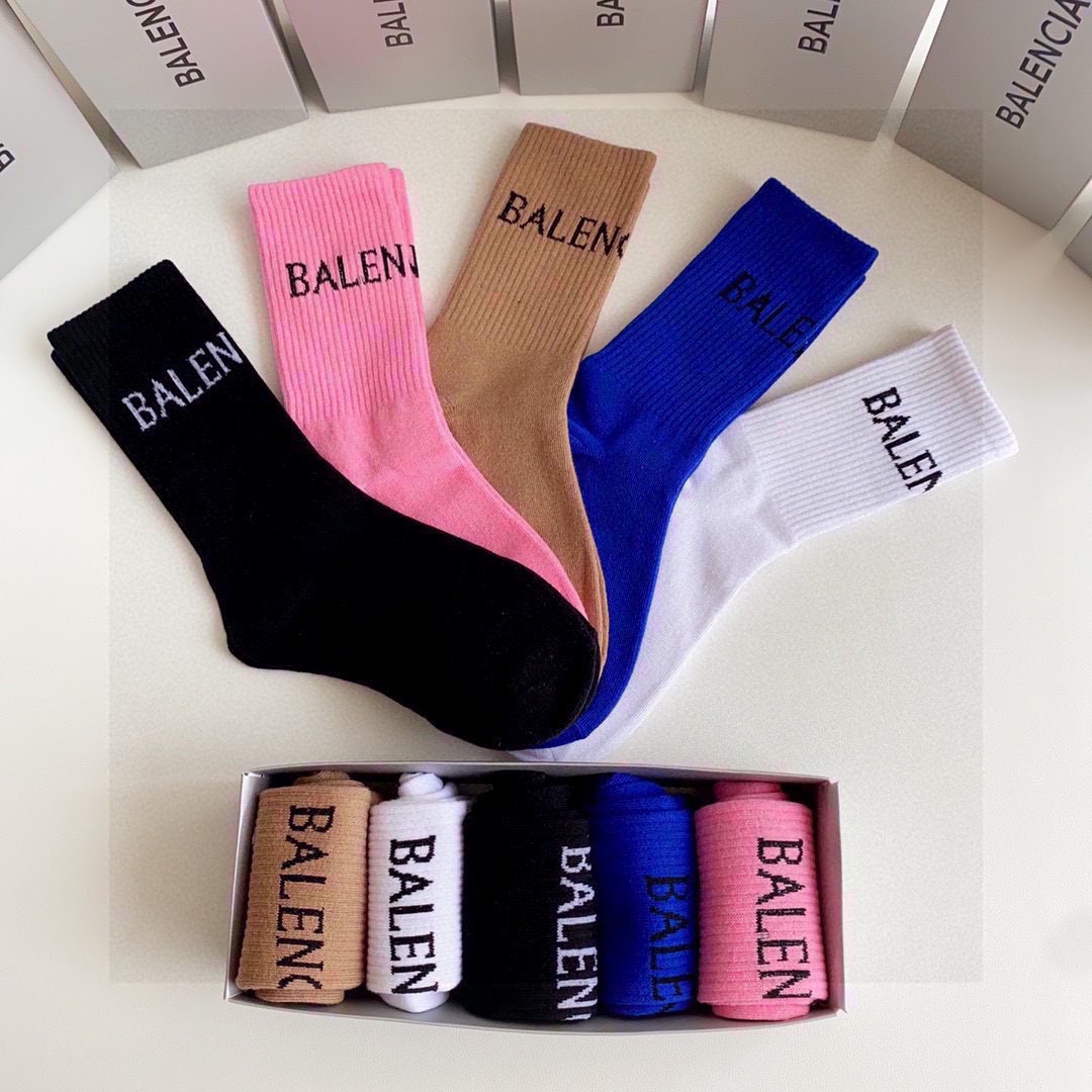 💛配专柜包装 Balenciaga（巴黎世家）新款中长款堆堆袜袜子！一盒五双，专柜同步筒袜袜子，💛大牌出街，潮人必备🔥超