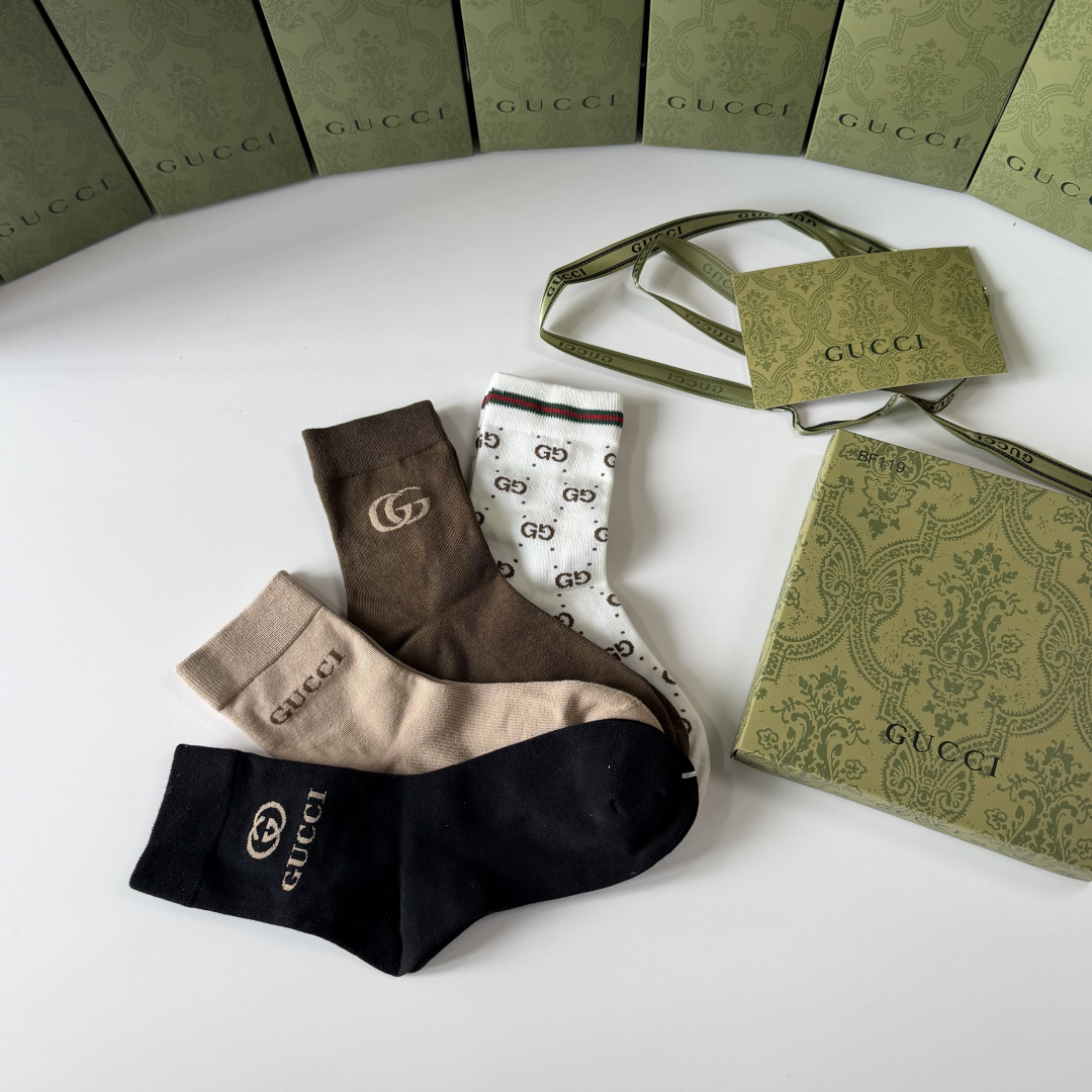 💛配专柜包装 Gucci（古驰）新款礼盒装中长款堆堆袜袜子！一盒四双，专柜同步筒袜袜子，💛大牌出街，潮人必备🔥超好搭