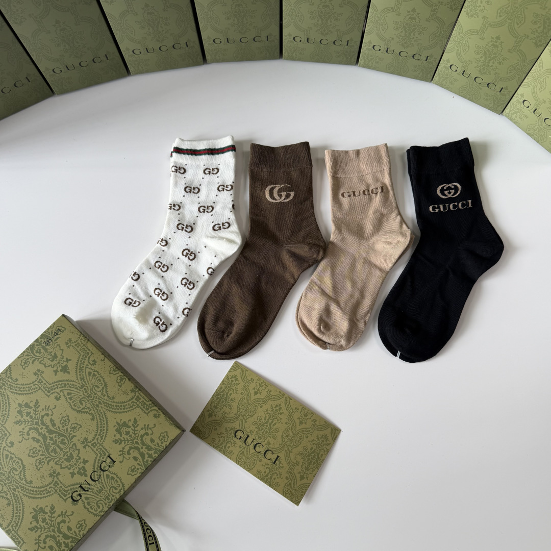 💛配专柜包装 Gucci（古驰）新款礼盒装中长款堆堆袜袜子！一盒四双，专柜同步筒袜袜子，💛大牌出街，潮人必备🔥超好搭