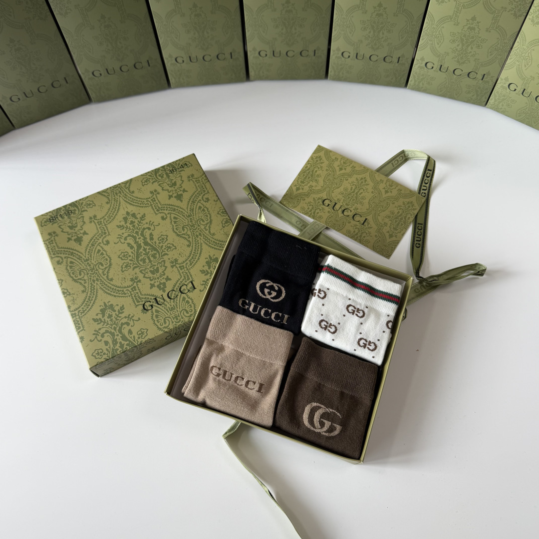 💛配专柜包装 Gucci（古驰）新款礼盒装中长款堆堆袜袜子！一盒四双，专柜同步筒袜袜子，💛大牌出街，潮人必备🔥超好搭