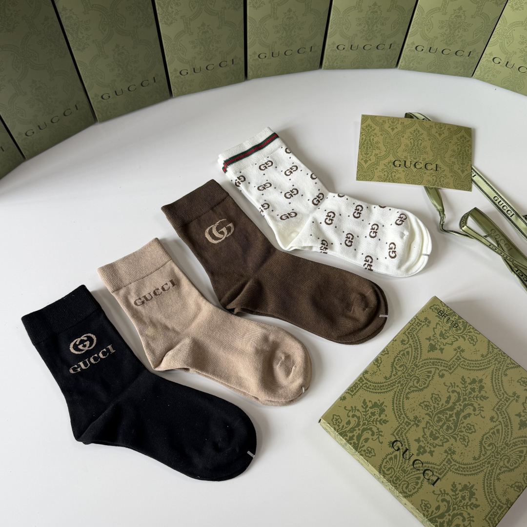 💛配专柜包装 Gucci（古驰）新款礼盒装中长款堆堆袜袜子！一盒四双，专柜同步筒袜袜子，💛大牌出街，潮人必备🔥超好搭