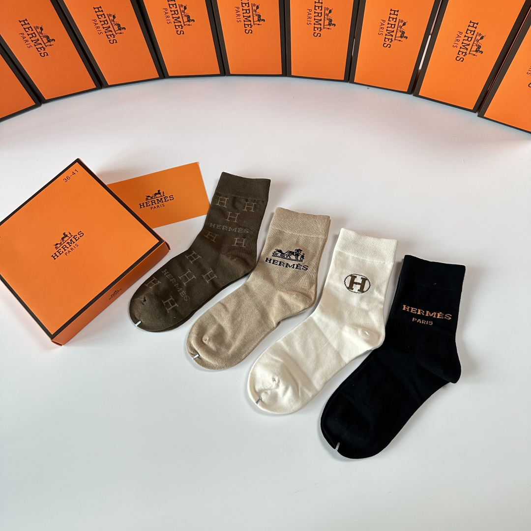 💛配专柜包装 Hermes （爱马仕）新款礼盒装中长款堆堆袜袜子！一盒四双，专柜同步筒袜袜子，💛大牌出街，潮人必备🔥超好