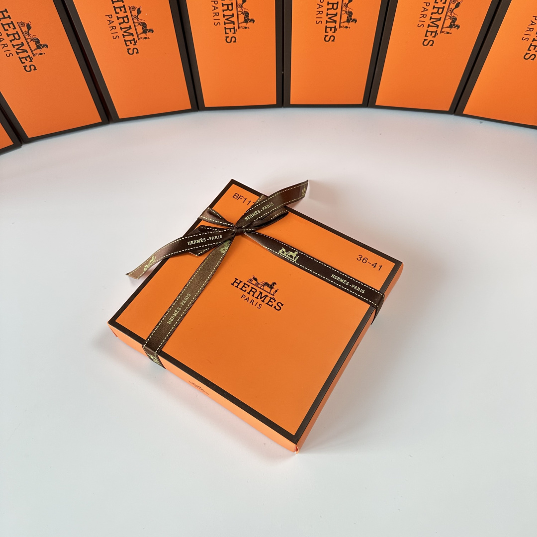 💛配专柜包装 Hermes （爱马仕）新款礼盒装中长款堆堆袜袜子！一盒四双，专柜同步筒袜袜子，💛大牌出街，潮人必备🔥超好