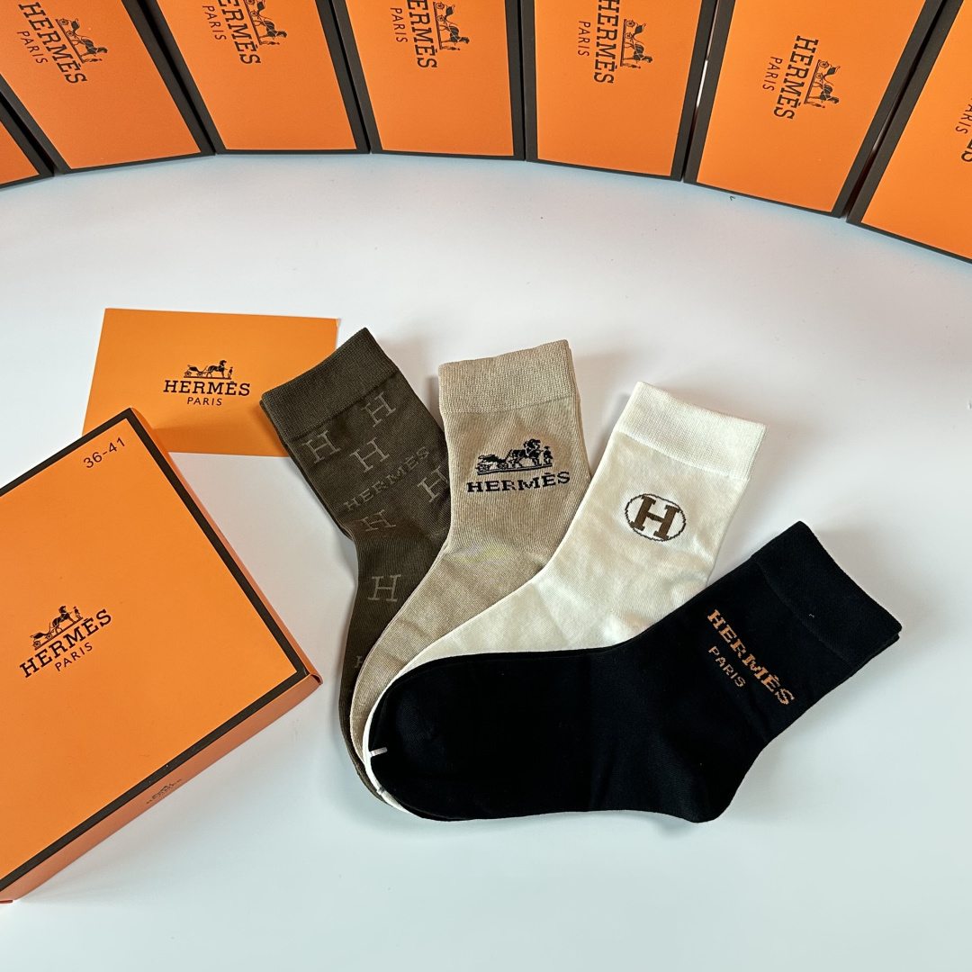 💛配专柜包装 Hermes （爱马仕）新款礼盒装中长款堆堆袜袜子！一盒四双，专柜同步筒袜袜子，💛大牌出街，潮人必备🔥超好