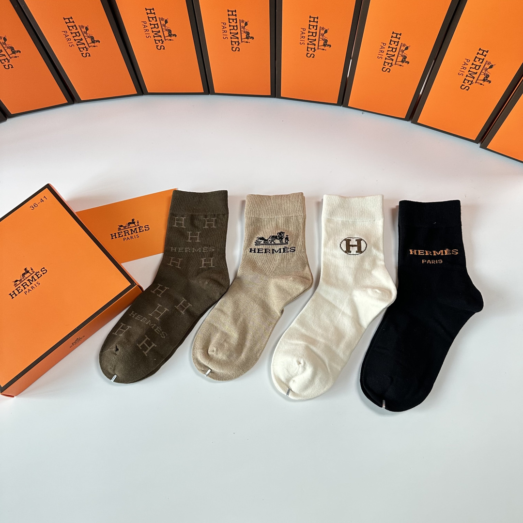 💛配专柜包装 Hermes （爱马仕）新款礼盒装中长款堆堆袜袜子！一盒四双，专柜同步筒袜袜子，💛大牌出街，潮人必备🔥超好