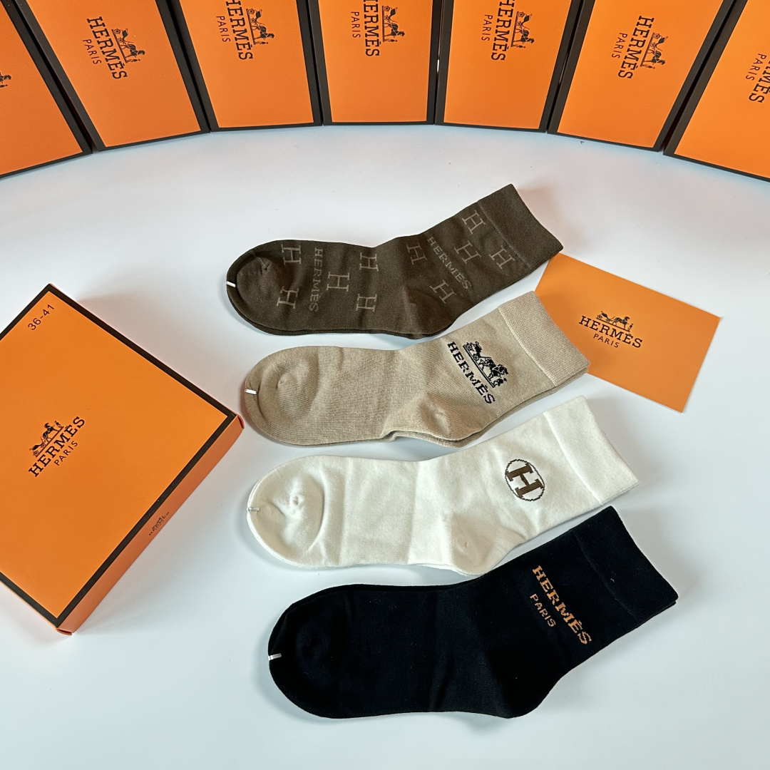 💛配专柜包装 Hermes （爱马仕）新款礼盒装中长款堆堆袜袜子！一盒四双，专柜同步筒袜袜子，💛大牌出街，潮人必备🔥超好