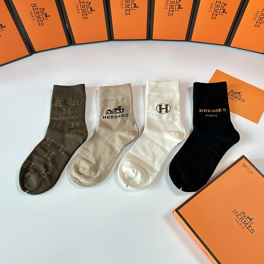 💛配专柜包装 Hermes （爱马仕）新款礼盒装中长款堆堆袜袜子！一盒四双，专柜同步筒袜袜子，💛大牌出街，潮人必备🔥超好