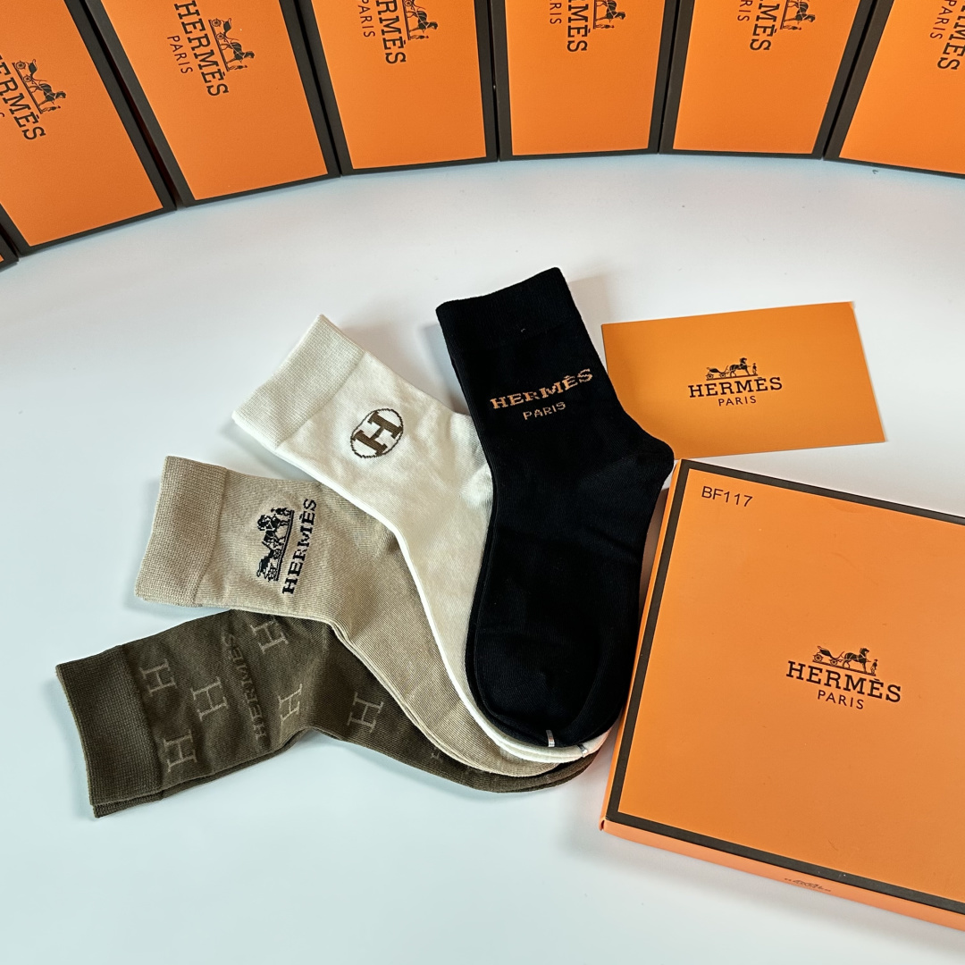 💛配专柜包装 Hermes （爱马仕）新款礼盒装中长款堆堆袜袜子！一盒四双，专柜同步筒袜袜子，💛大牌出街，潮人必备🔥超好