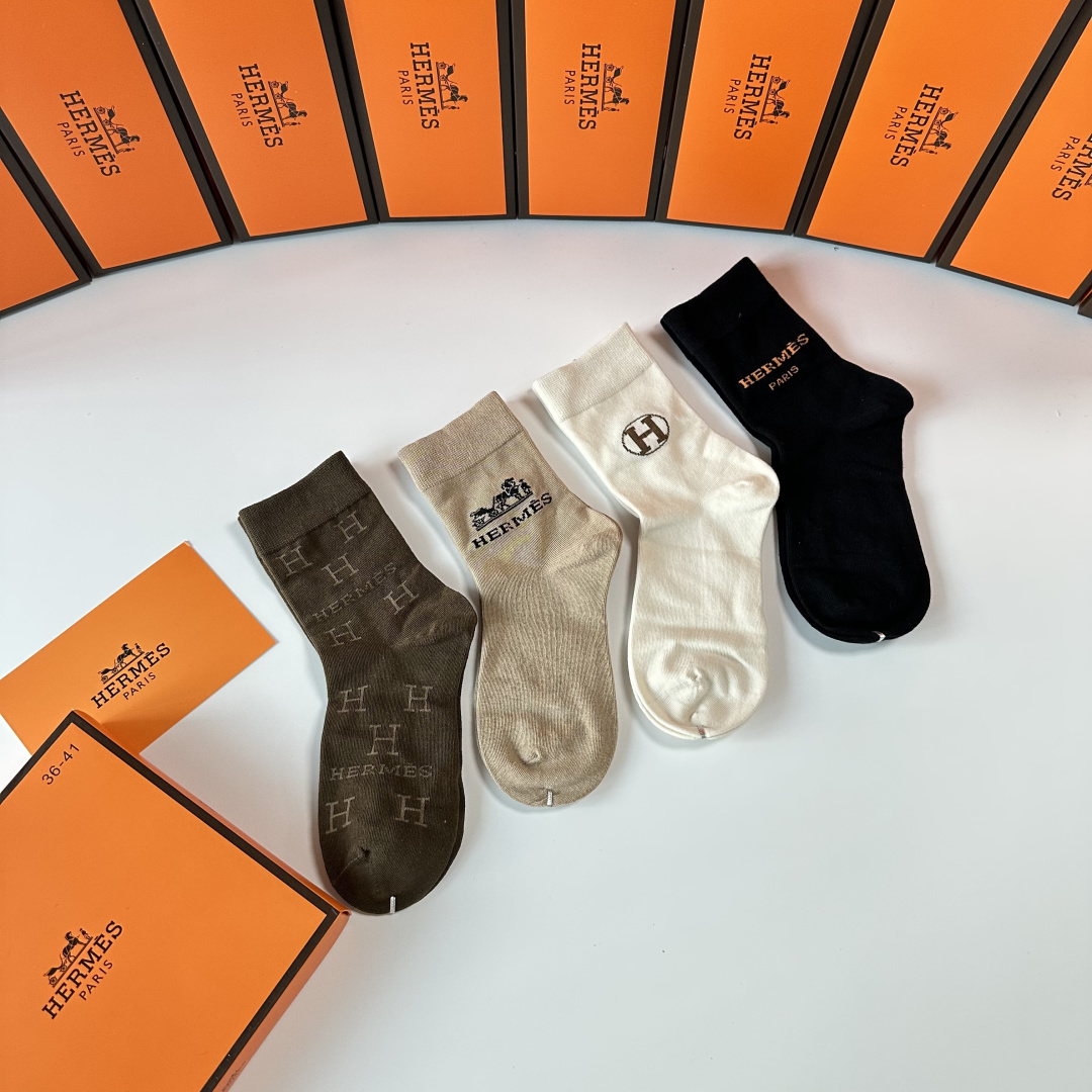 💛配专柜包装 Hermes （爱马仕）新款礼盒装中长款堆堆袜袜子！一盒四双，专柜同步筒袜袜子，💛大牌出街，潮人必备🔥超好