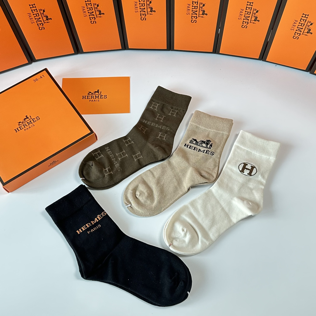 💛配专柜包装 Hermes （爱马仕）新款礼盒装中长款堆堆袜袜子！一盒四双，专柜同步筒袜袜子，💛大牌出街，潮人必备🔥超好