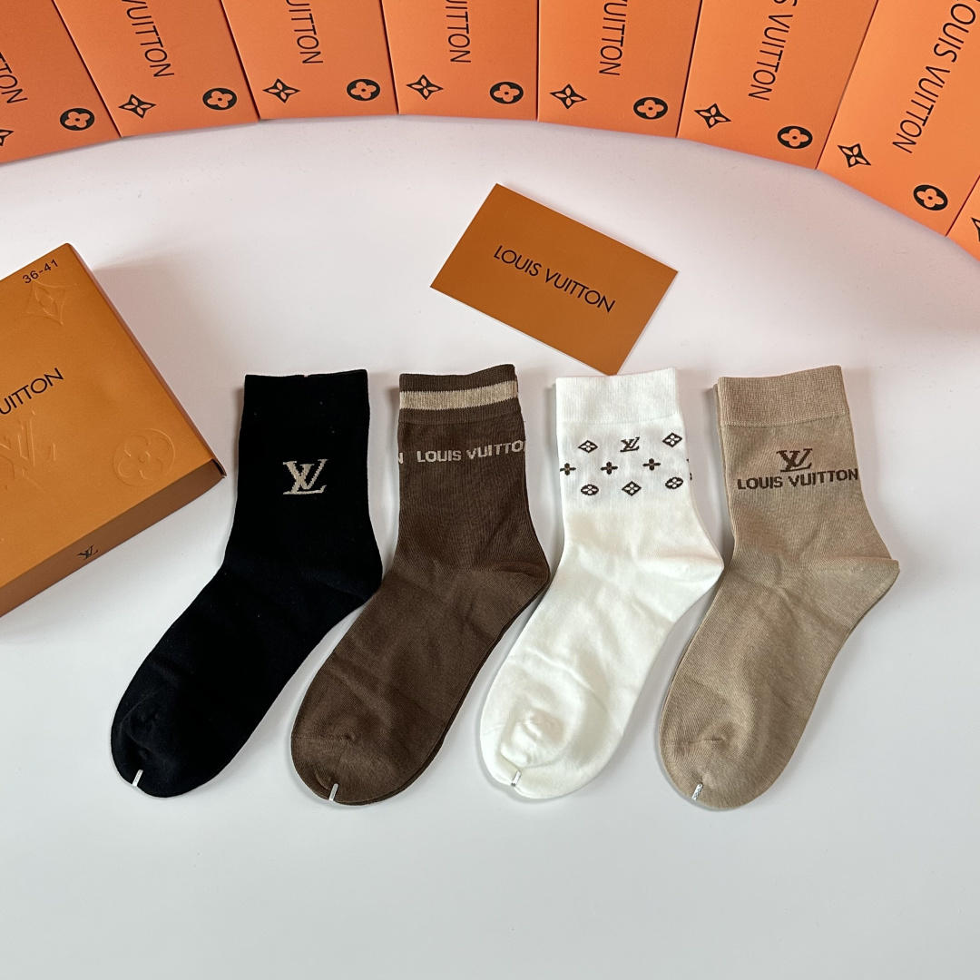 💛配专柜包装 LV（路易威登）新款礼盒装中长款堆堆袜袜子！一盒四双，专柜同步筒袜袜子，💛大牌出街，潮人必备🔥超好搭