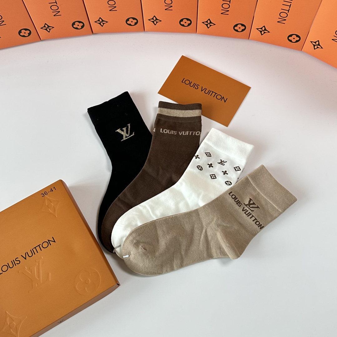 💛配专柜包装 LV（路易威登）新款礼盒装中长款堆堆袜袜子！一盒四双，专柜同步筒袜袜子，💛大牌出街，潮人必备🔥超好搭