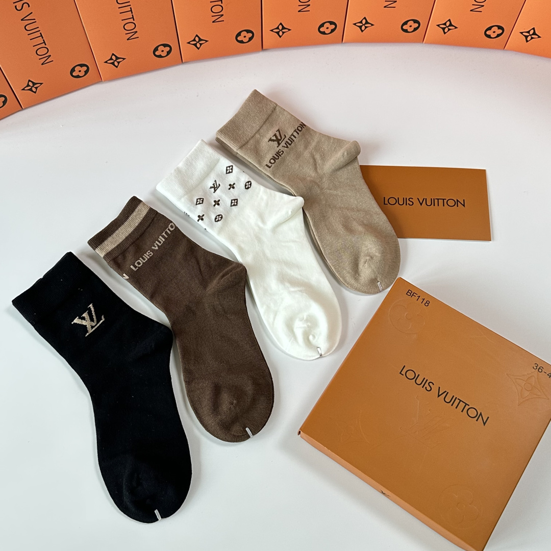 💛配专柜包装 LV（路易威登）新款礼盒装中长款堆堆袜袜子！一盒四双，专柜同步筒袜袜子，💛大牌出街，潮人必备🔥超好搭