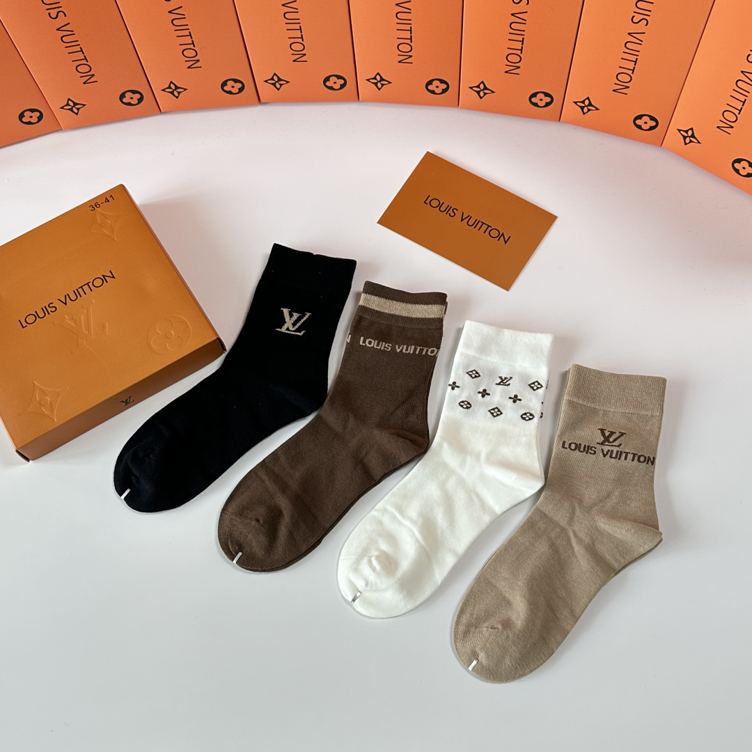 💛配专柜包装 LV（路易威登）新款礼盒装中长款堆堆袜袜子！一盒四双，专柜同步筒袜袜子，💛大牌出街，潮人必备🔥超好搭