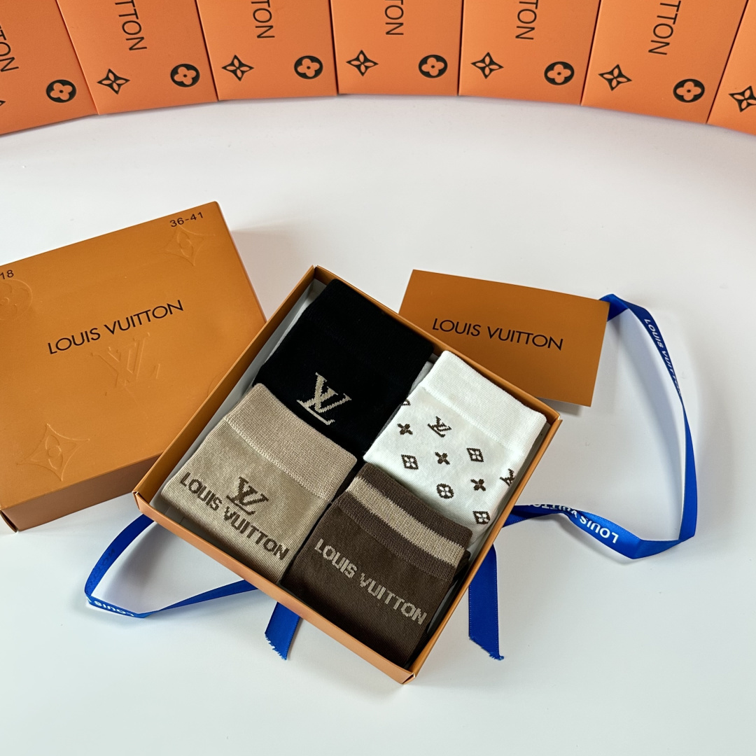 💛配专柜包装 LV（路易威登）新款礼盒装中长款堆堆袜袜子！一盒四双，专柜同步筒袜袜子，💛大牌出街，潮人必备🔥超好搭