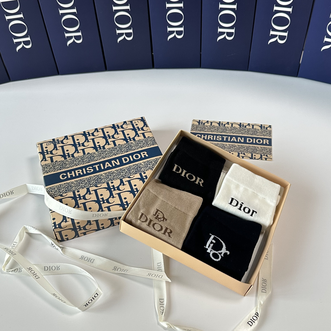 💛配专柜包装 DIOR（迪奥）新款礼盒装中长款堆堆袜袜子！一盒四双，专柜同步筒袜袜子，💛大牌出街，潮人必备🔥超好搭