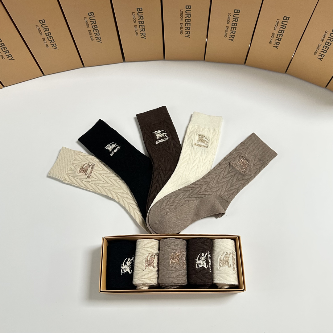 💛配包装 Burberry （巴宝莉）新款羊绒刺绣中长款堆堆袜袜子！一盒五双， 专柜同步筒款袜子，💛大牌出街，潮人必备🔥