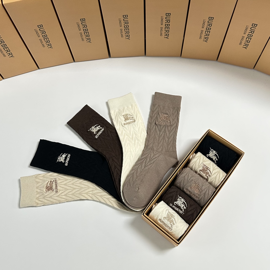 💛配包装 Burberry （巴宝莉）新款羊绒刺绣中长款堆堆袜袜子！一盒五双， 专柜同步筒款袜子，💛大牌出街，潮人必备🔥