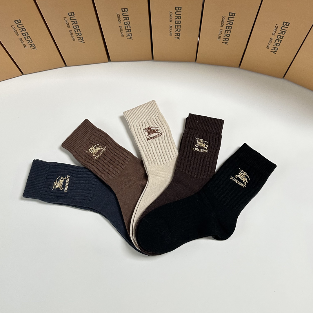 💛配包装 Burberry （巴宝莉）新款羊绒刺绣中长款堆堆袜袜子！一盒五双， 专柜同步筒款袜子，💛大牌出街，潮人必备🔥